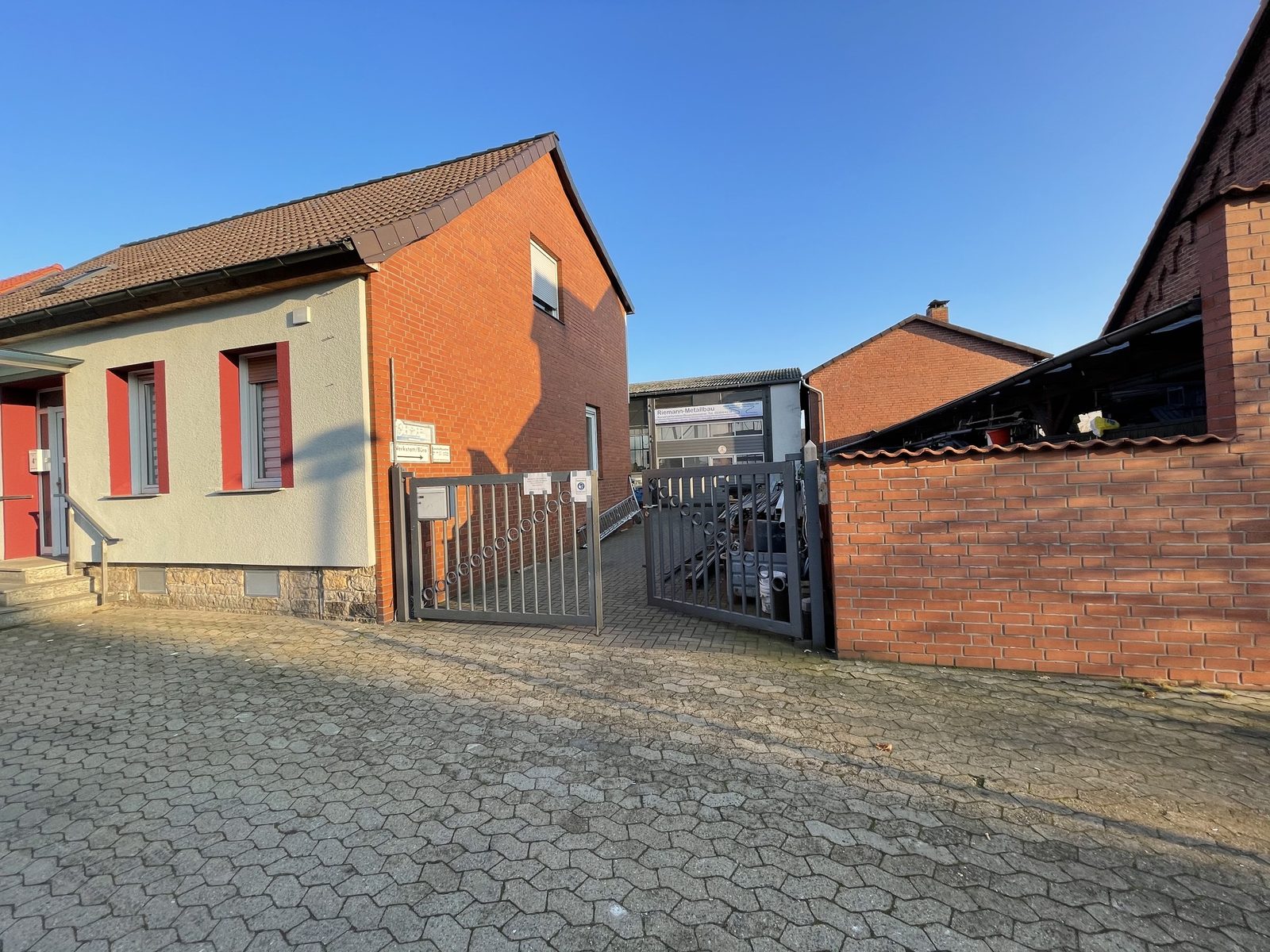 Hof, Büro und Halle des alten Standorts in Velpke